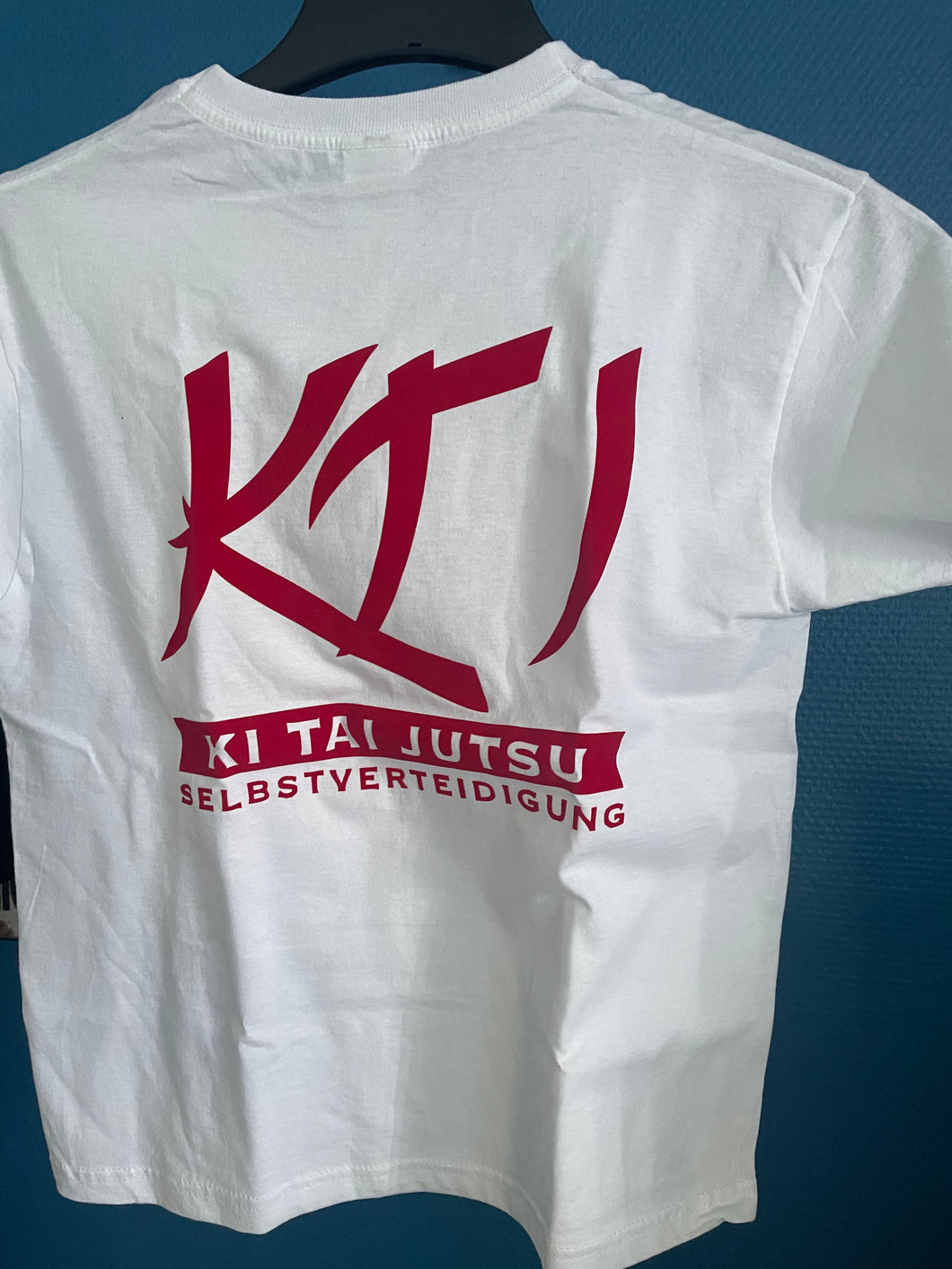 T-Shirt weiß mit rotem KTJ-Rückenaufdruck