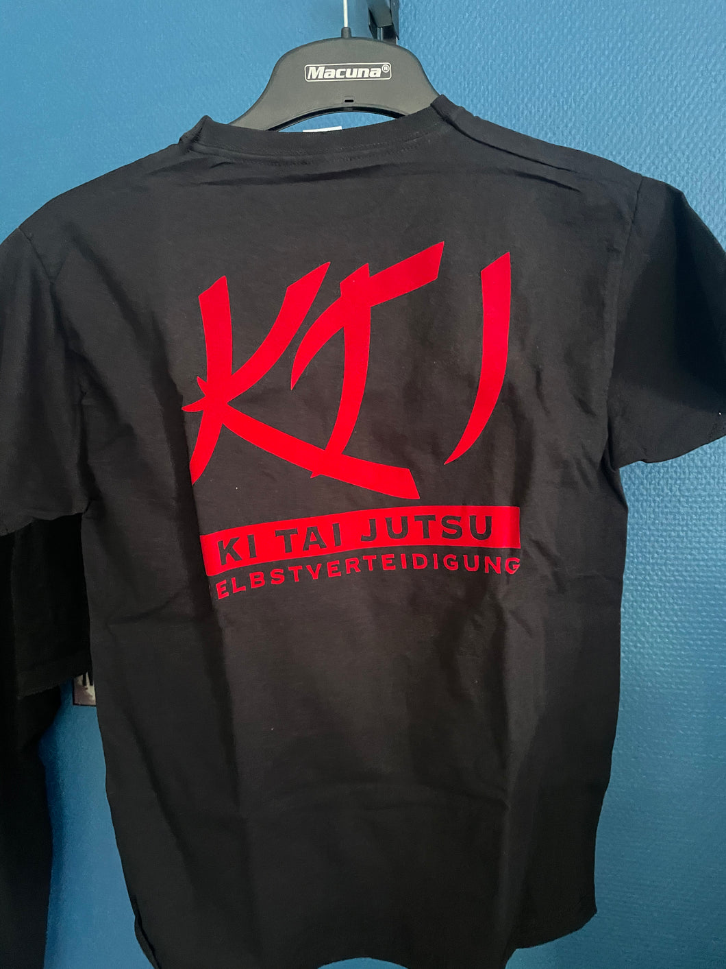 T-Shirt schwarz mit rotem KTJ-Rückenaufdruck